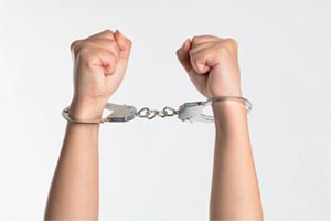 Подросток участвовала в групповом нападении, чтобы впечатлить маму