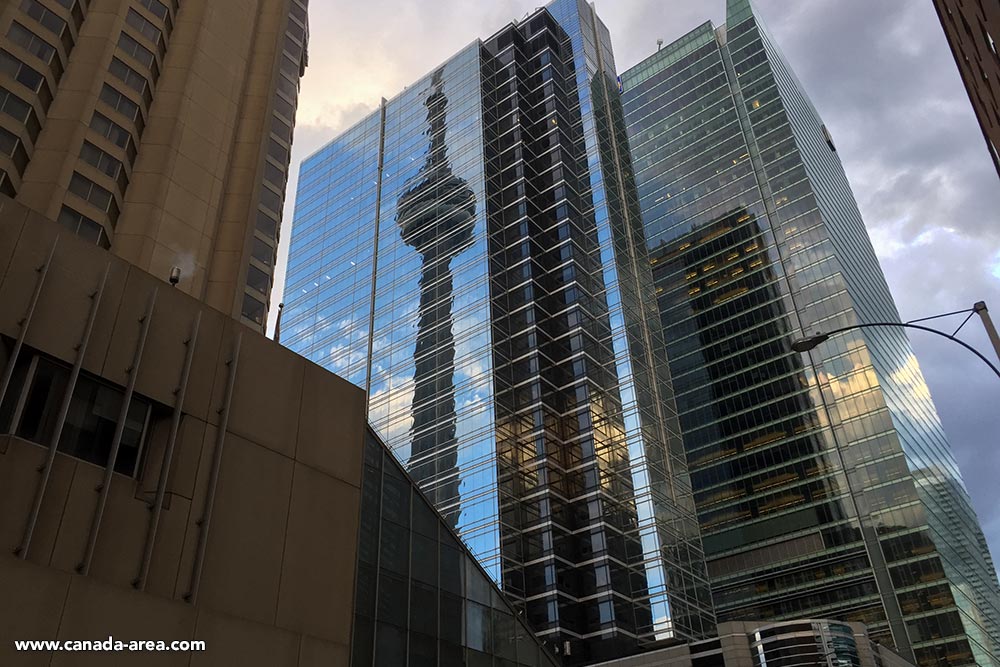 CN Tower в отражении